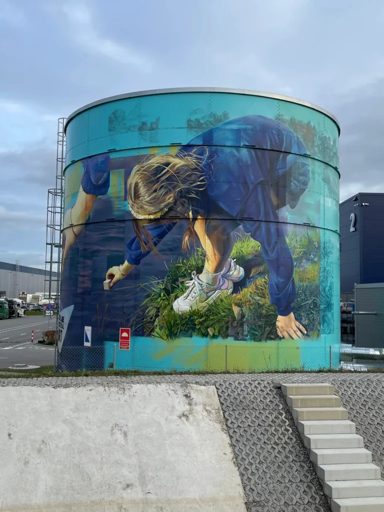 mural na zbiorniku przeciwpożarowym ppoż w Gorzowie Wielkopolskim na zlecenie Accolade na terenie Panatoni Gorzów