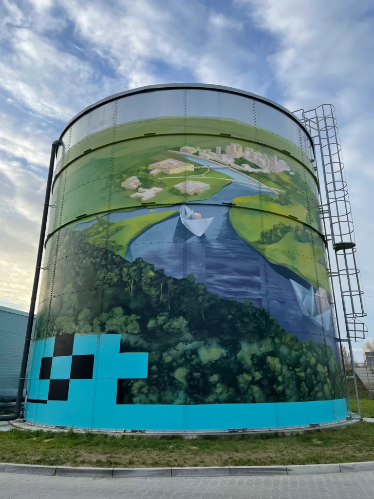 mural na zbiorniku przeciwpożarowym ppoż w Gorzowie Wielkopolskim na zlecenie Accolade na terenie Panatoni Gorzów